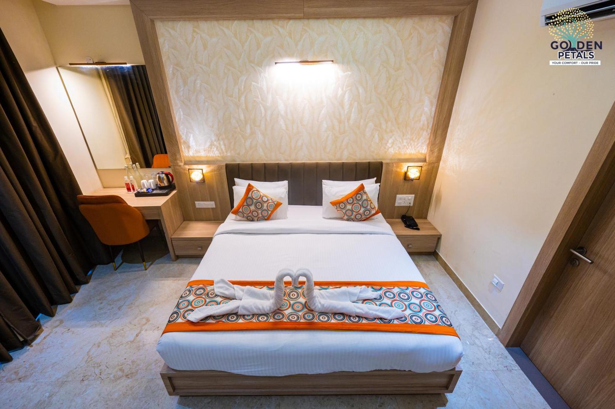 Hotel Golden Petals Varanasi Exterior photo