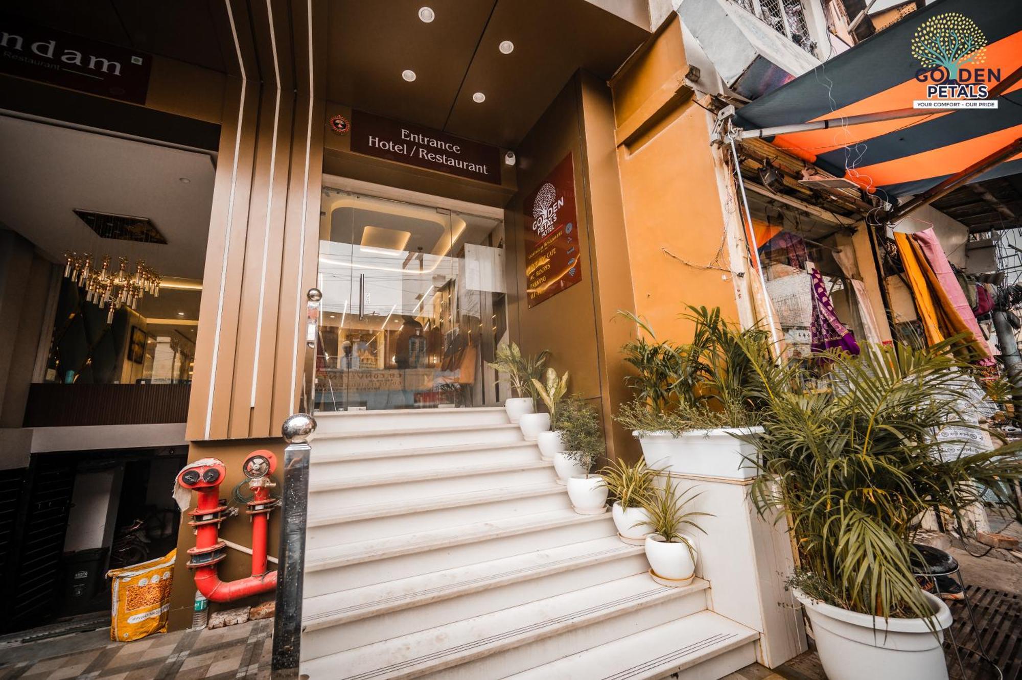 Hotel Golden Petals Varanasi Exterior photo
